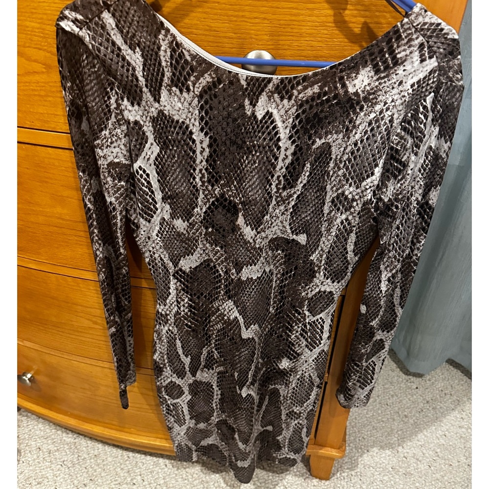 Jennifer Lopez knit party dress,snakeskin print, scoop neck,sleek fit, womens XS